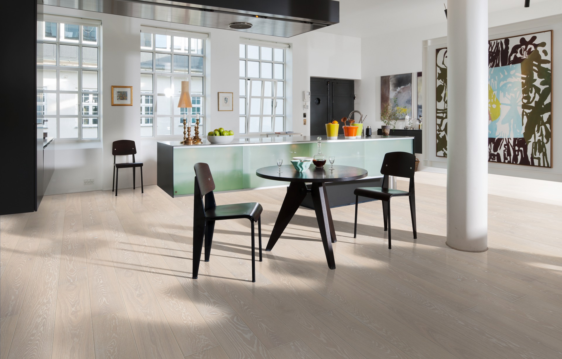 Паркетная доска Kahrs Новая классика Дуб Снег Nouveau Snow 151N8EEK0WKW220 Lively 2266×187×15 фото в интерьере